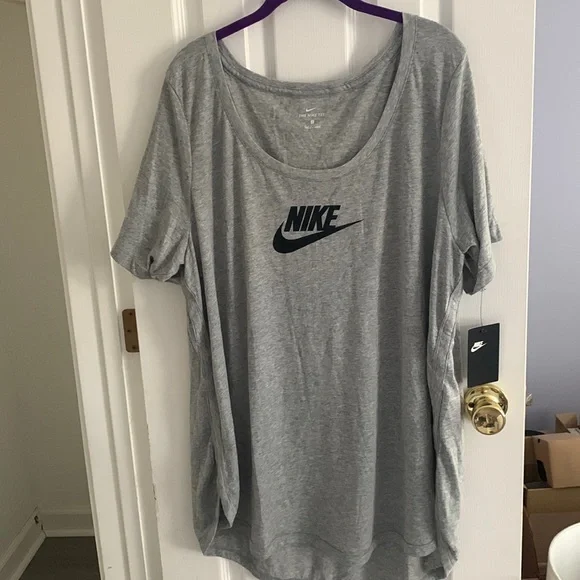 Nike top - Picture 2 of 8